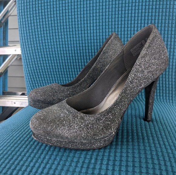 Pair of Size 7 1/2 Gray/Silver Fioni Night shoes - Picture 3 of 10